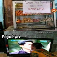 Definisi emak-emak yang tergila-gila sama sinetron Ikatan Cinta nih. Sampe rela tutup toko terus nontonnya sampe di depan TV banget. Hati-hati deh matanya rusak. Ada yang punya ibu kayak gini juga? Foto: Instagram.com/whyudadonee