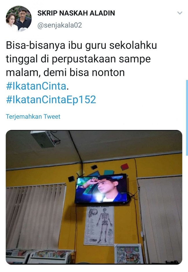 Bukannya lembur untuk nyelesain pekerjaan, tapi lembur buat nonton sinetron Ikatan Cinta. Lumayan bisa minjem TV di perpustakaan sekolah. Foto: Twitter.com/senjakala02