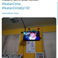 Bukannya lembur untuk nyelesain pekerjaan, tapi lembur buat nonton sinetron Ikatan Cinta. Lumayan bisa minjem TV di perpustakaan sekolah. Foto: Twitter.com/senjakala02