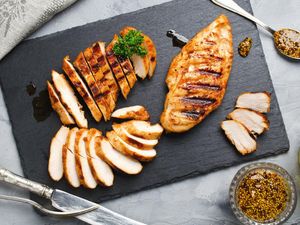 Makan di Luar Tetap Sehat? Ini 6 Trik Cerdas Penuhi Protein
