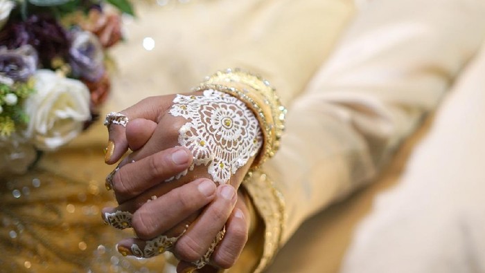 Ilustrasi Pernikahan Aceh Close up Bride and groom hand in hand, Indonesian Wedding Tradition Ceremony