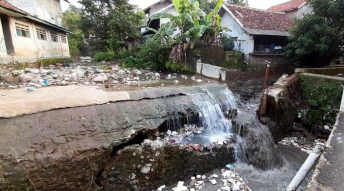 Irigasi di Sukabumi jebol.
