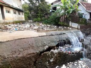 Irigasi Jebol, Ratusan Hektar Sawah di Sukabumi Terancam Gagal Panen