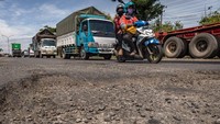 Sejumlah titik di ruas jalan dari Demak menuju ke Semarang maupun sebaliknya berlubang akibat banjir dan berpotensi membahayakan keselamatan pengendara.