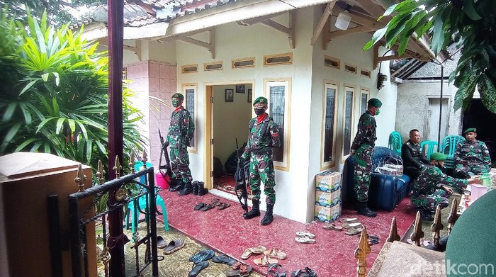 Jenazah Pratu Anumerta Ginanjar Arianda tiba di rumah duka Kota Banjar