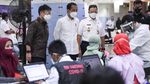 Potret Jokowi dan Anies Pantau Vaksinasi Pedagang Tanah Abang