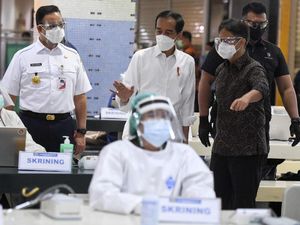 Potret Jokowi dan Anies Pantau Vaksinasi Pedagang Tanah Abang
