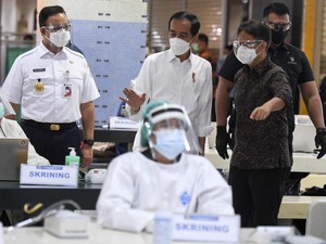 Kata Pakar soal Gestur Jokowi-Anies Saat Tinjau Vaksinasi Tanah Abang
