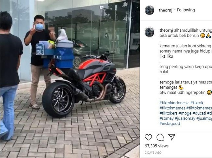 viral pria jualan siomay pakai moge ducati diavel
