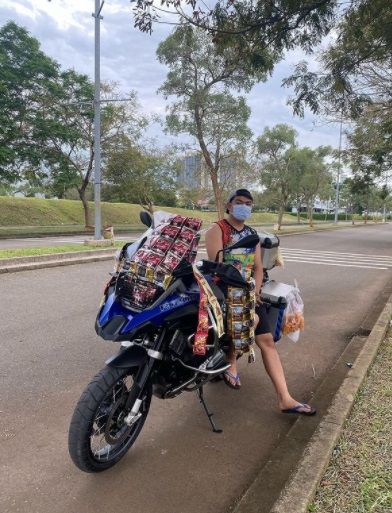 viral pria jualan siomay pakai moge ducati diavel