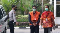 Tersangka Anggota Unit Layanan Pengadaan BAKAMLA Juli Amar Maruf tiba untuk menjalani pemeriksaan di gedung KPK, Jakarta, Rabu (17/2/2021). 