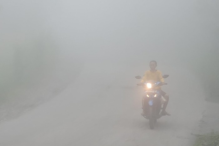 Kabut tebal di desa KRB 3 Gunung Merapi, Klaten, Rabu (17/2/2021).