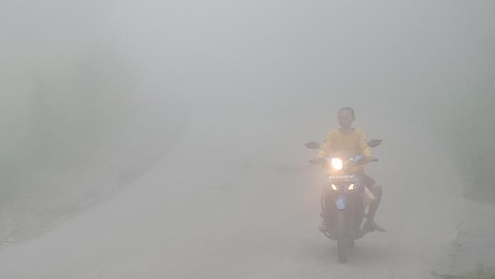 Kabut tebal di desa KRB 3 Gunung Merapi, Klaten, Rabu (17/2/2021).