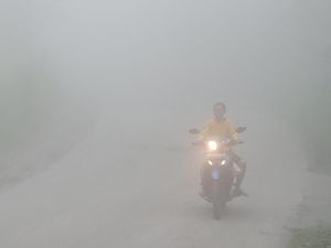 Kabut Tebal Selimuti Desa Lereng Gunung Merapi di Klaten Siang Ini