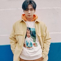 Kang Daniel menjadi korban perundungan saat duduk di bangku SD. Eks personel Wanna One itu tak tahu pasti alasannya dirundung. Namun Kang Daniel menduga dia dipalak karena penampilannya dinilai ‘jelek’. Foto: dok. Konnect Entertainment