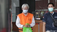 Kepala Pusat Pemanfaatan Teknologi Dirgantara pada Lembaga Penerbangan dan Antariksa Nasional (LAPAN) periode 2013-2015, Muhammad Muchlis menuju mobil tahanan di Gedung KPK Jakarta, Rabu (17/2/2020) usai menjalani pemeriksaan.  