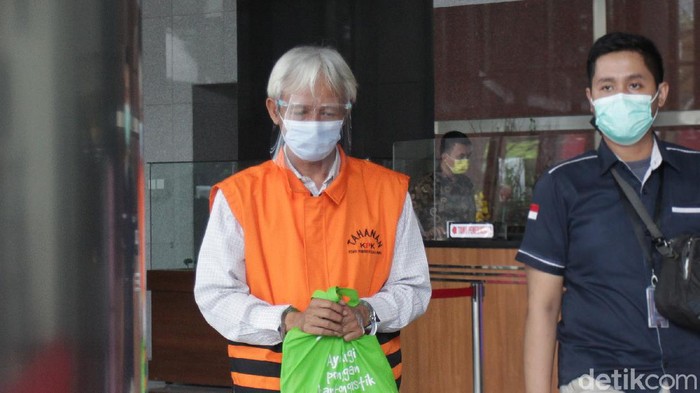 Kasus Korupsi Citra Satelit Rugikan Negara Hingga Rp 179 M Kepala Pusat Pemanfaatan Teknologi Dirgantara pada Lembaga Penerbangan dan Antariksa Nasional (LAPAN) periode 2013-2015, Muchamad Muchlis menuju mobil tahanan di Gedung KPK Jakarta, Rabu (17/2/2020) usai menjalani pemeriksaan.