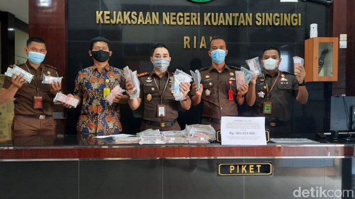 Kejari Kuantan Singingi mengusut dugaan perjalanan dinas fiktif yang dilakukan Pemkab Kuantan Singingi (Raja Adil/detikcom)