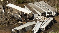 Sejumlah kontainer terguling akibat terjangan tornado. Ken Blevins/The Star-News via AP