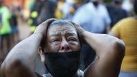 Narapidana menuntut kondisi kehidupan yang lebih baik dan kembalinya tahanan yang dipindahkan.  