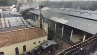 Sebanyak 100 narapidana di penjara terbesar di Paraguay itu merebut kekuasaan beberapa bagian penjara dan menyandera 18 petugas keamanan.  
