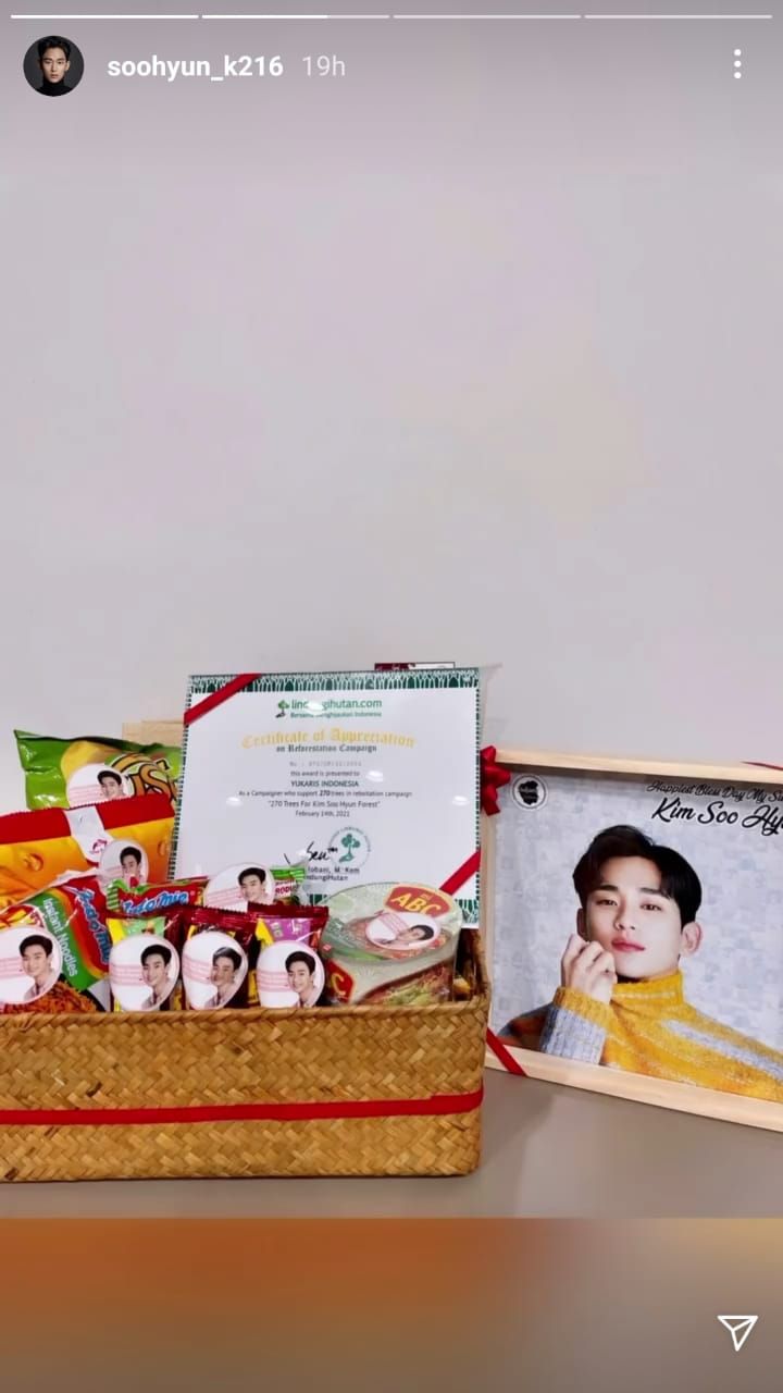 Kim Soo Hyun Pamer Kado dari Fans Indonesia, Ada Mi Instan dan Kacang!