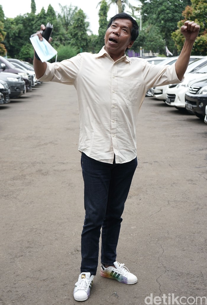 Kiwil dan Rohimah Artis komedi Kiwil bersama Rohimah saat menghadiri sidang cerai dengan agenda keterangan saksi di Pengadilan Agama Jakarta Selatan, Jakarta, Rabu, (17/2/2021).