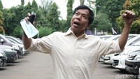 Ekspresi kocak Kiwil saat menghadiri sidang cerai dengan Rohimah di Pengadilan Agama Jakarta Selatan. (Foto: Palevi/detikcom) 