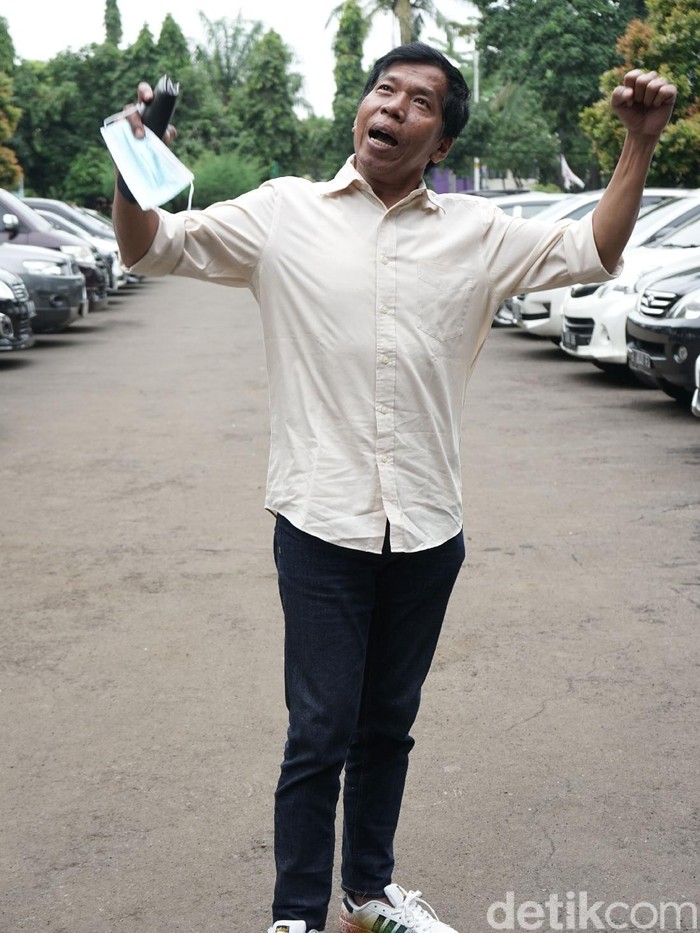 Kiwil dan Rohimah Artis komedi Kiwil bersama Rohimah saat menghadiri sidang cerai dengan agenda keterangan saksi di Pengadilan Agama Jakarta Selatan, Jakarta, Rabu, (17/2/2021).