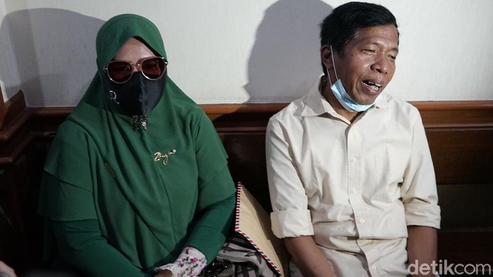 Artis komedi Kiwil bersama Rohimah saat menghadiri sidang cerai dengan agenda keterangan saksi di Pengadilan Agama Jakarta Selatan, Jakarta, Rabu, (17/2/2021).