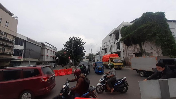 Konidisi Jalan Kemukus yang saat dibuka meski masuk kawasan LEZ Kota Tua Jakarta, Rabu (17/2).