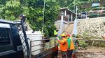 Korban Longsor Nganjuk Ramai-ramai Evakuasi Perabot