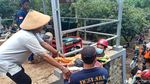 Korban Longsor Nganjuk Ramai-ramai Evakuasi Perabot