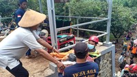 Maklut mengatakan ibu mertua dan kakak iparnya meninggal menjadi korban longsor Nganjuk. Mereka ditemukan meninggal tertimbun longsor Nganjuk.