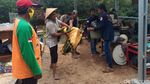 Korban Longsor Nganjuk Ramai-ramai Evakuasi Perabot