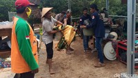 Pantauan detikcom, dalam evakuasi barang perabot rumah tangga ini, Maklut dibantu oleh relawan.
