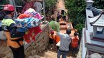 Korban Longsor Nganjuk Ramai-ramai Evakuasi Perabot