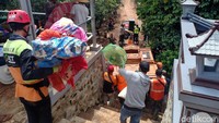 Barang perabotannya diangkut oleh kendaraan roda empat BPBD. Puluhan tim relawan tampak melakukan estafet dalam memindah perabot yang terkumpul di depan masjid.