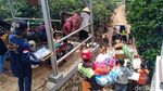 Korban Longsor Nganjuk Ramai-ramai Evakuasi Perabot