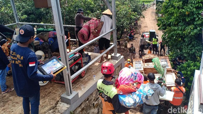 Korban Longsor Nganjuk Ramai-ramai Evakuasi Perabot Korban longsor Nganjuk di Dusun Selopuro, Desa/Kecamatan Ngetos, menyelamatkan sisa perabot rumah mereka.