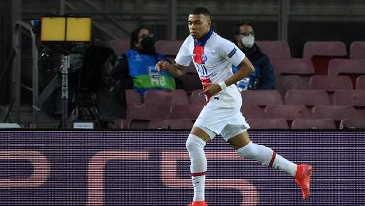 Kylian Mbappe belum putuskan masa depannya di PSG usai buat hat-trick ke gawang Barcelona (Foto: AFP/LLUIS GENE)