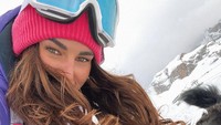 Saat musim dingin, Francesca memilih bermain ski. (Instagram)