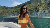 Gaya liburan Francesca tak lepas dari pose menggoda. (Instagram)