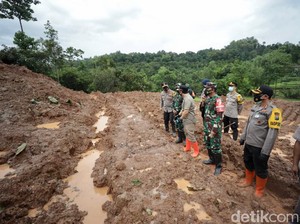 Kapolda Jatim Tambah Psikolog untuk Trauma Healing Pengungsi Longsor Nganjuk
