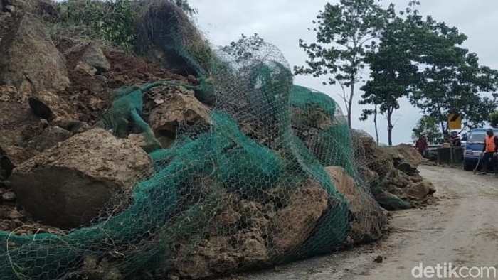 Longsor sempat menutup akses jalan Cianjur-Bandung