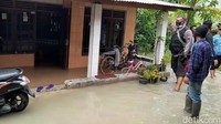 Sementara itu salah satu warga Desa Ketanggungan, Sumarmin (55), menyebutkan banjir terjadi sejak Selasa (16/2) malam. Air sungai menggenangi jalan dan rumah rumah warga.