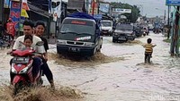 Menurutnya, banjir kali ini merupakan yang terlama. Sebab, setiap Sungai Babakan meluap, banjir akan cepat surut. Namun kali ini hingga siang masih banyak rumah yang terendam banjir.