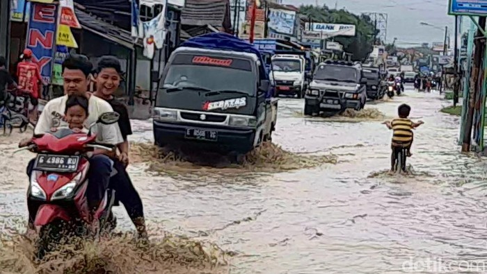 Rumah warga di lima desa di Kecamatan Ketanggungan, Kabupaten Brebes, Jawa Tengah, terendam banjir. Banjir disebut berasal dari luapan Sungai Babakan.