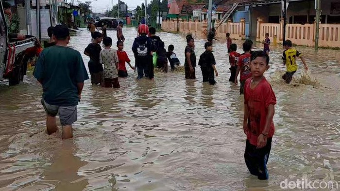 Luapan Sungai Babakan Bikin 5 Desa di Brebes Banjir Rumah warga di lima desa di Kecamatan Ketanggungan, Kabupaten Brebes, Jawa Tengah, terendam banjir. Banjir disebut berasal dari luapan Sungai Babakan.