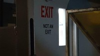 Gimana, gimana? Ini pintu keluar atau bukan?